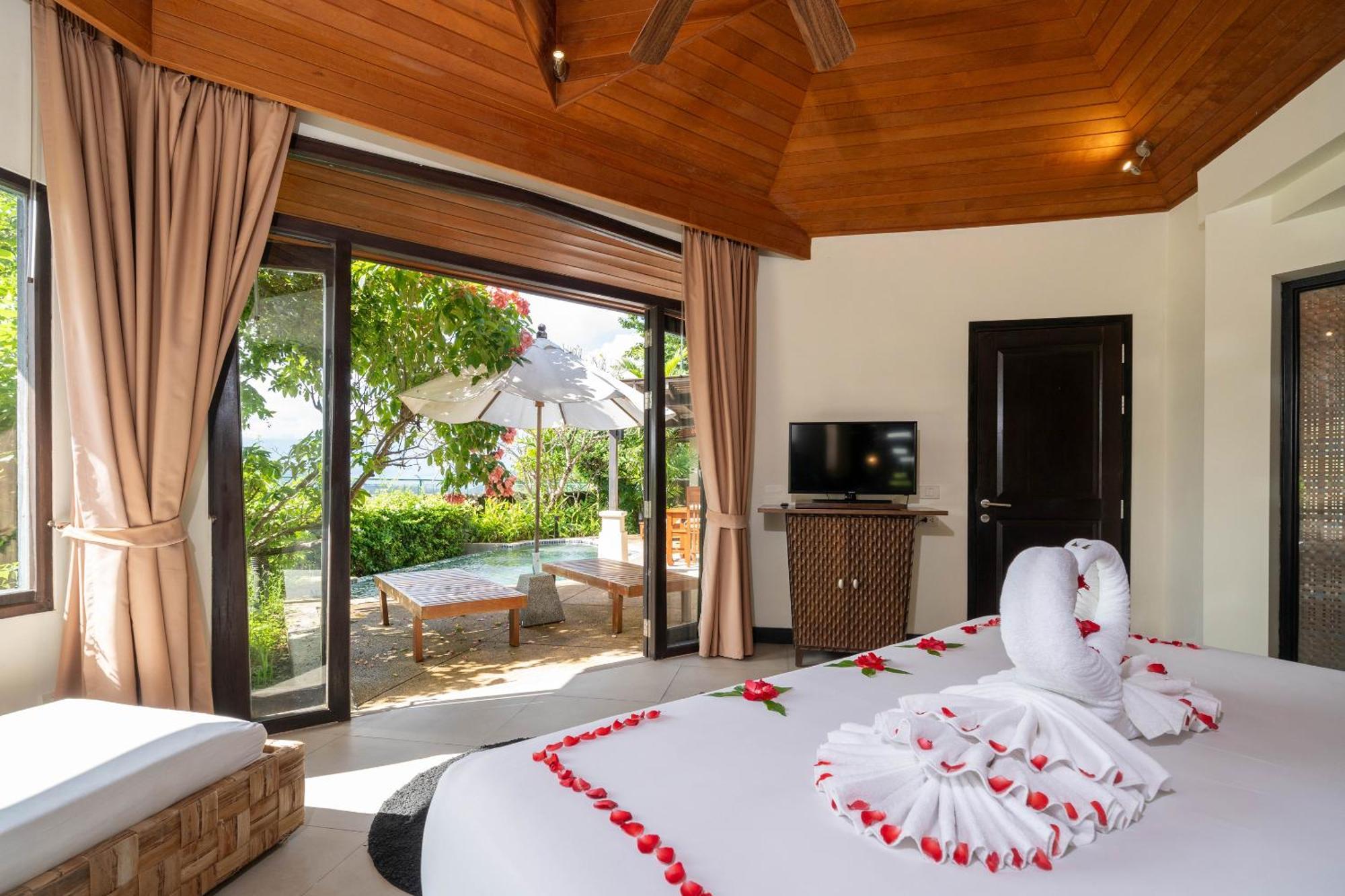 Indochine Resort And Villas - Sha Extra Plus Patong Ngoại thất bức ảnh A bedroom at the resort